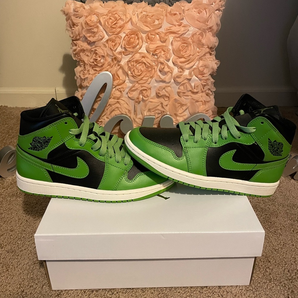 🆕 Air Jordan 1 Mid…size 7 women 5.5 men